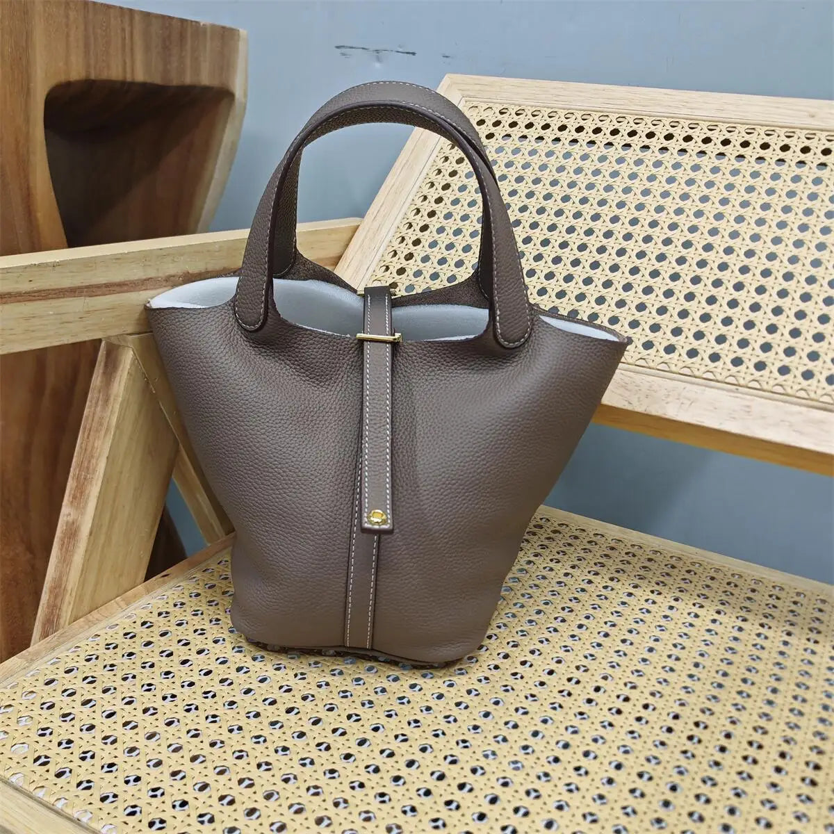 Top Layer Cowhide Leather Handbag European Sle Buet Bag Fre Vegetable Basket Ladies Handbag Soft Handle Casual Faion